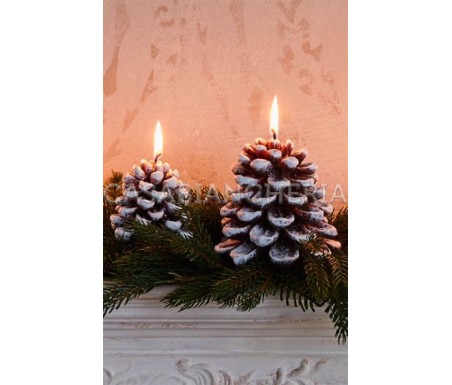 Casa Biancheria | Candela natalizia Pigna Innevata 7 cm candele decorative